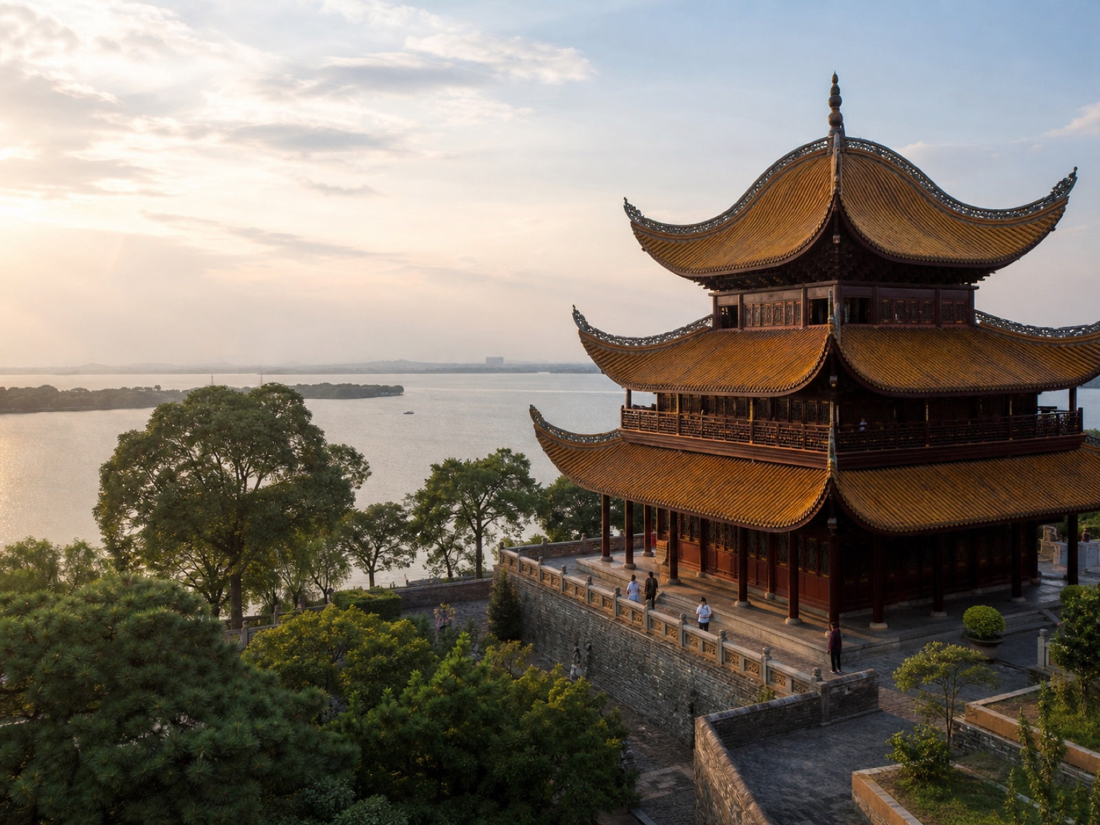 Yueyang Tower overlooking Dongting Lake